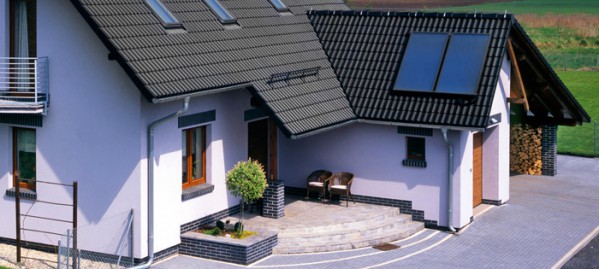 Płotek przeciwśnieżny nie musi być montowany na całej długości dachu. Wystarczy, że chroni wybrane miejsca, w tym wypadku wejście do domu. Fot. Braas