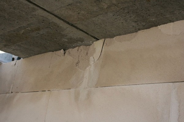 Fot. 6. Przykład uszkodzeń ściany z bloczków betonu komórkowego pod wpływem bezpośredniego oparcia stropu. Fot. KONBET