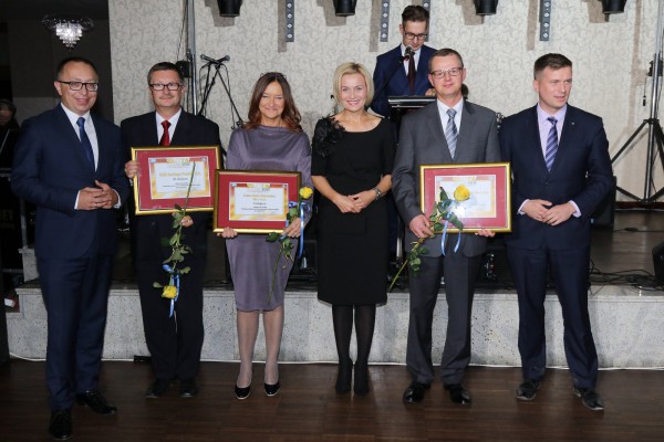 Wyróżnieni w rankingu przedstawiciele spółek, wśród nich Marcin Wojciechowski Dyrektor Zakładu Pilkington Automotive Poland w Sandomierzu (drugi od prawej), fot. Pilkington