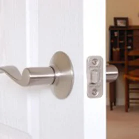 Jak zamocować klamki w drzwiach? - krok po kroku