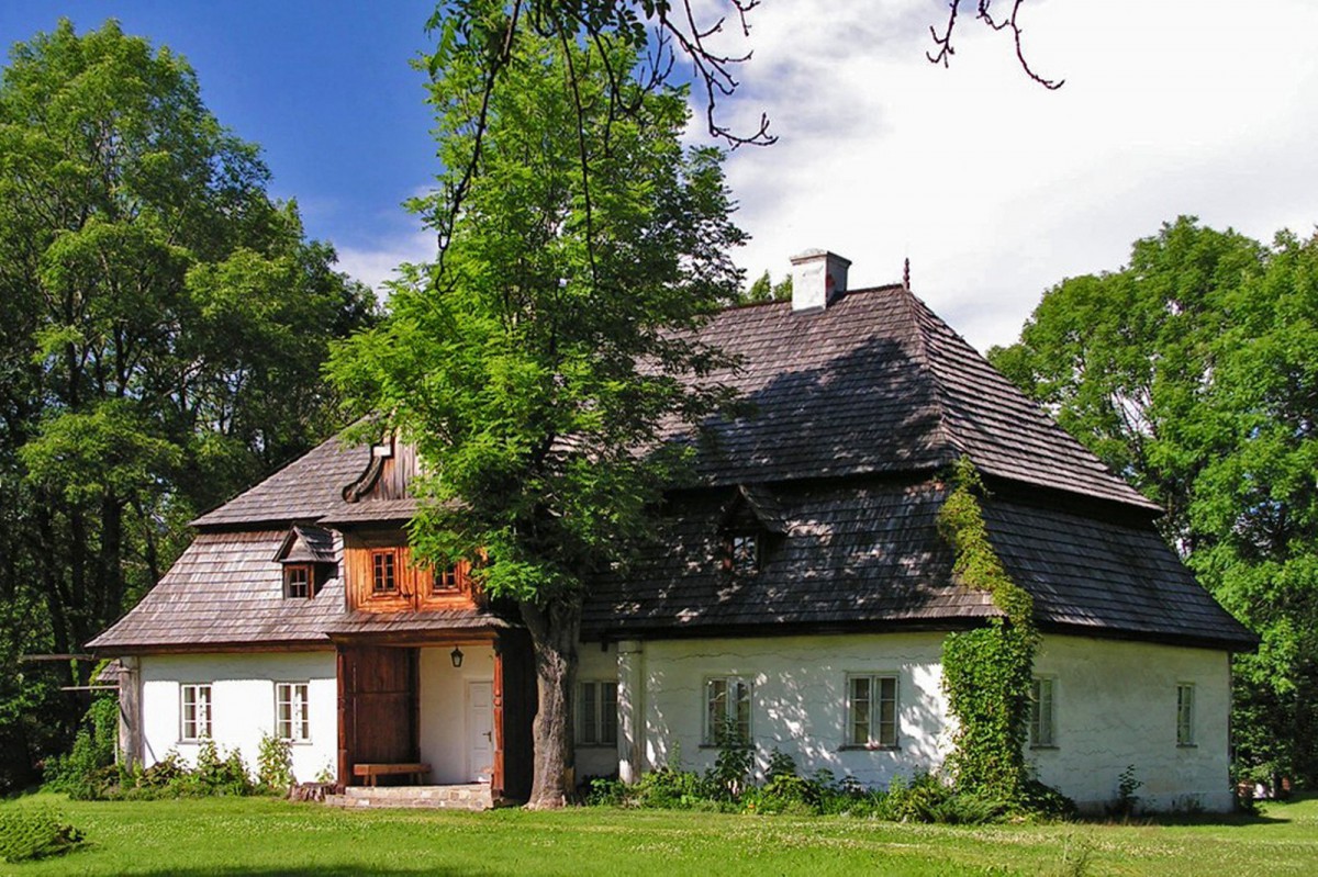 Dwór w wsi Łopusznej w gminie Nowy Targ. Fot. Monier Braas