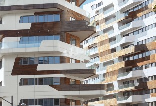 Fasady budynków cechują się dużym zróżnicowaniem struktur, materiałów i kolorów. Fot. Schüco