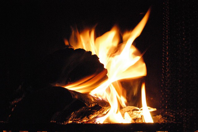 Aby w pełni wykorzystać termiczne właściwości kominka z steatytu, niezbędna jest duża ilość drewna, Fot. Flickr
