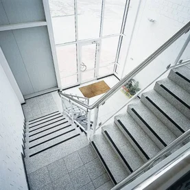 Bezpieczne schody. Antypoślizgowe i widoczne