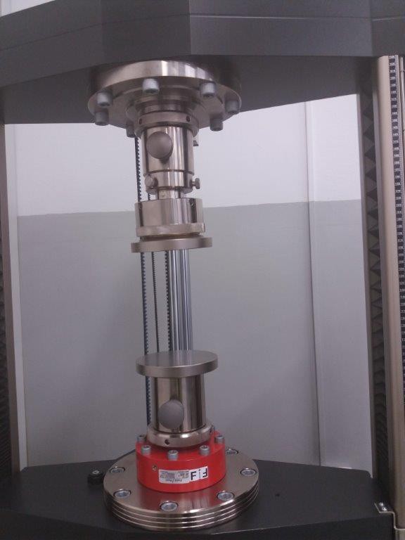 Uchwyty maszyny wytrzymałościowej ZwickRoell Z100 do badań ściskających; fot. Sapa Aluminium