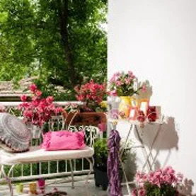 Jak za pomocą kilku prostych zabiegów zamienić niewielki balkon na wiosnę?