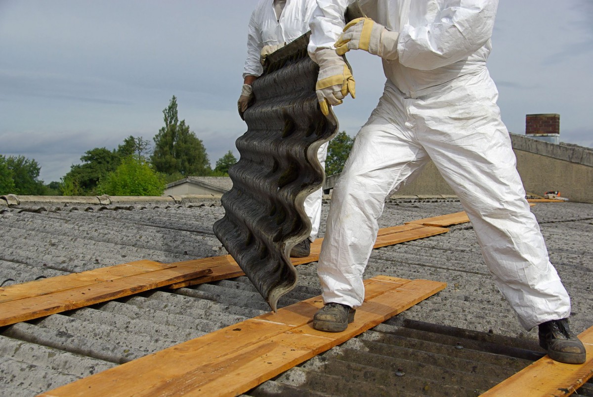 Usunięciem azbestu z dachu. Fot. Blachotrapez