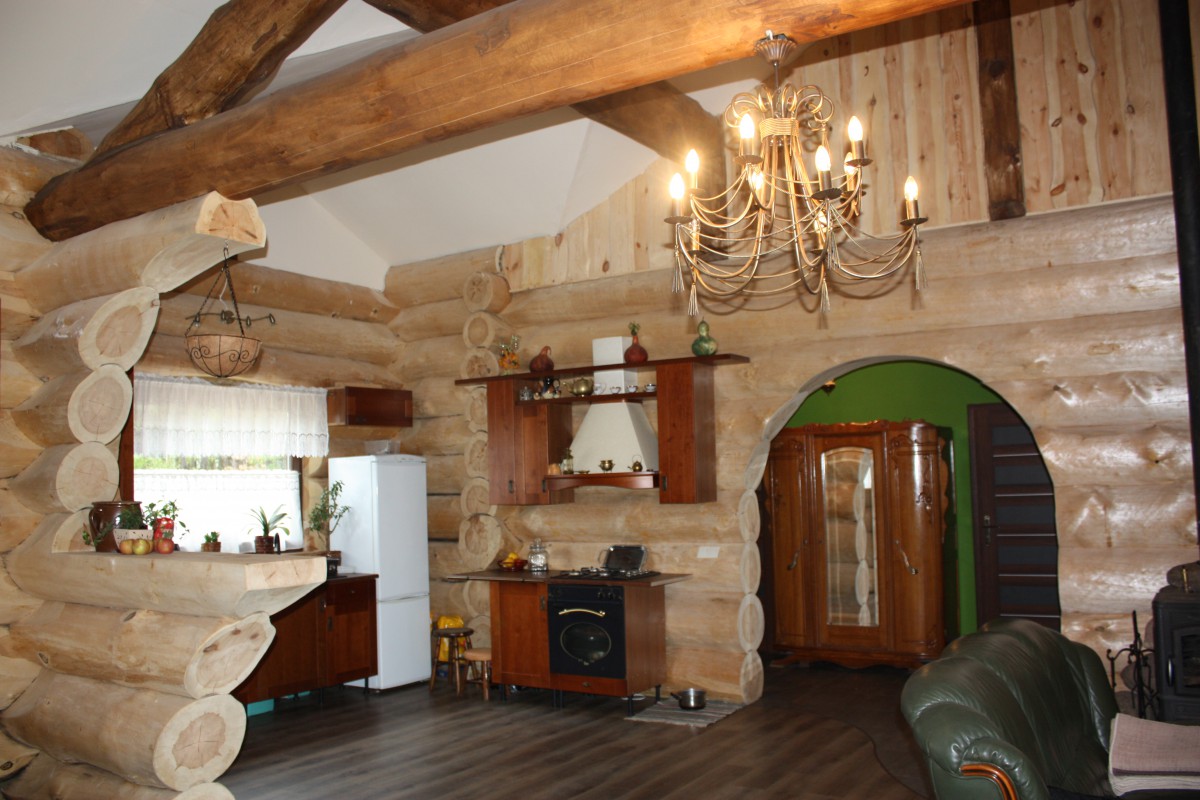 Salon mający ok. 60 m2 jest prawdziwą ozdobą domu fot. Obud.pl