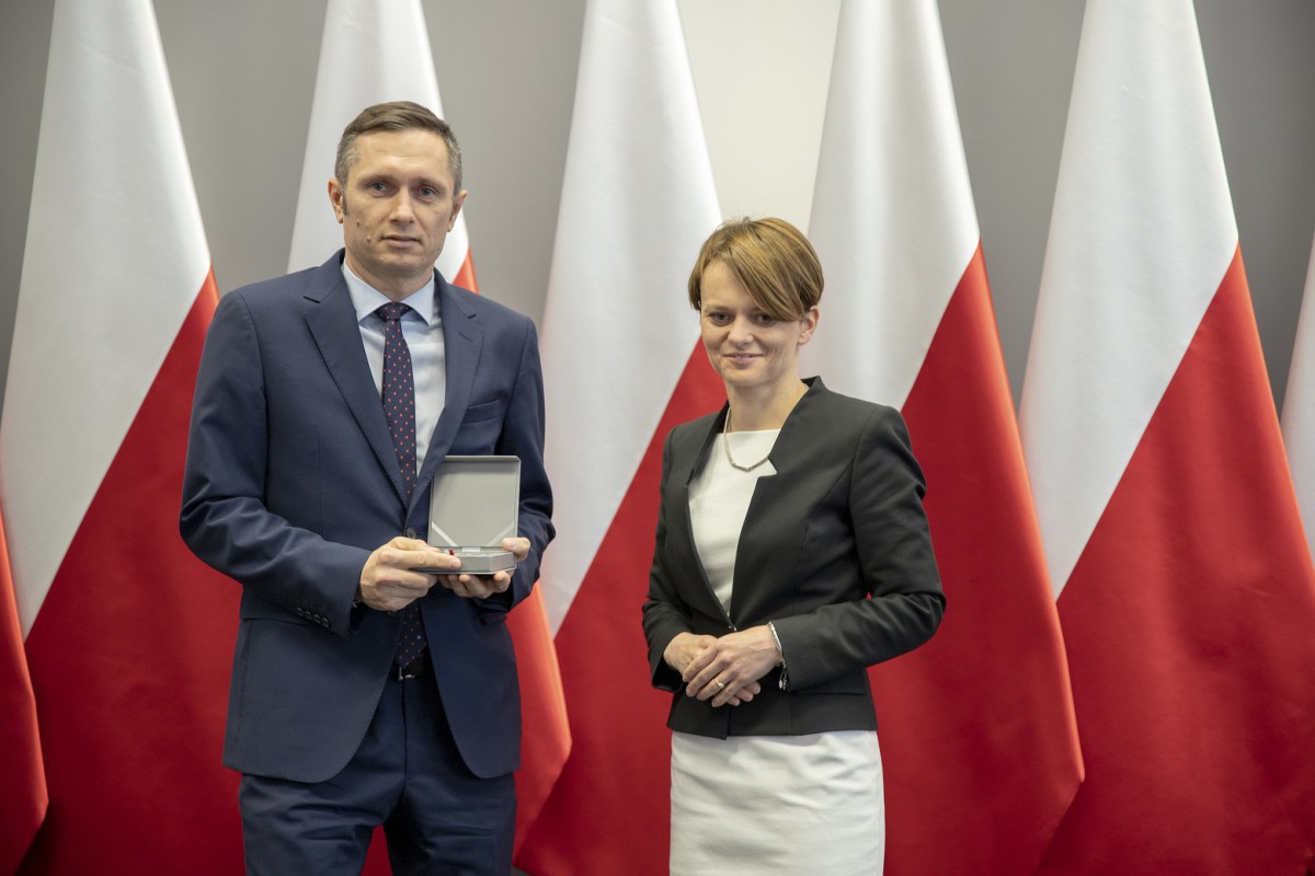 Prezes Grupy OKNOPLAST Mikołaj Placek podczas wręczenia medalu 100 lecia niepodległości. Fot. Oknoplast