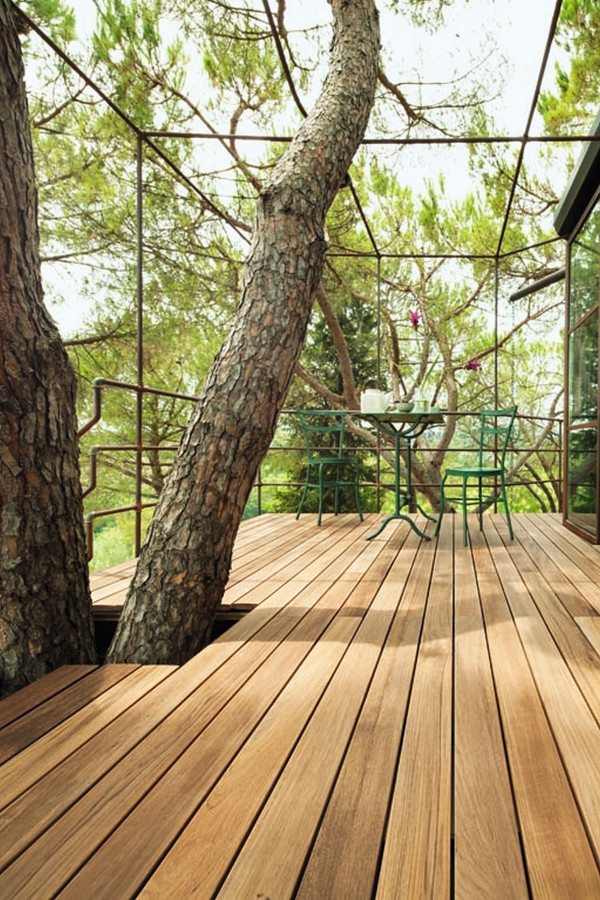 Drewno na tarasie i w ogrodzie doskonale wpisze się  w naturalne otoczenie