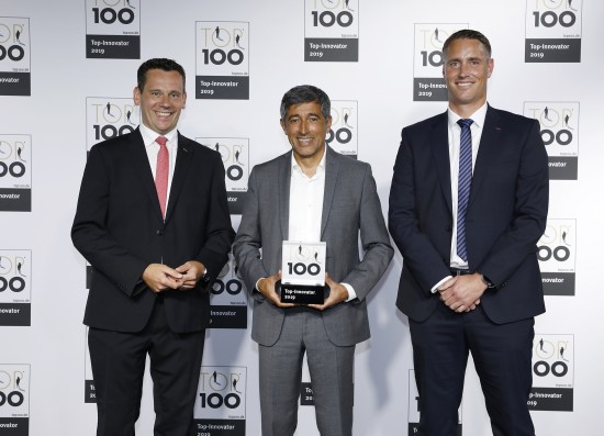 Marc-Sven Mengis (dyrektor generalny fischer Group of Companies), Ranga Yogeshwar (dziennikarz naukowy) i Michael Geiszbühl (dyrektor zarządzający ds. Systemów sprzedaży i marketingu) podczas ceremonii wręczenia nagród TOP 100. Fot: KD Busch / compamedia.