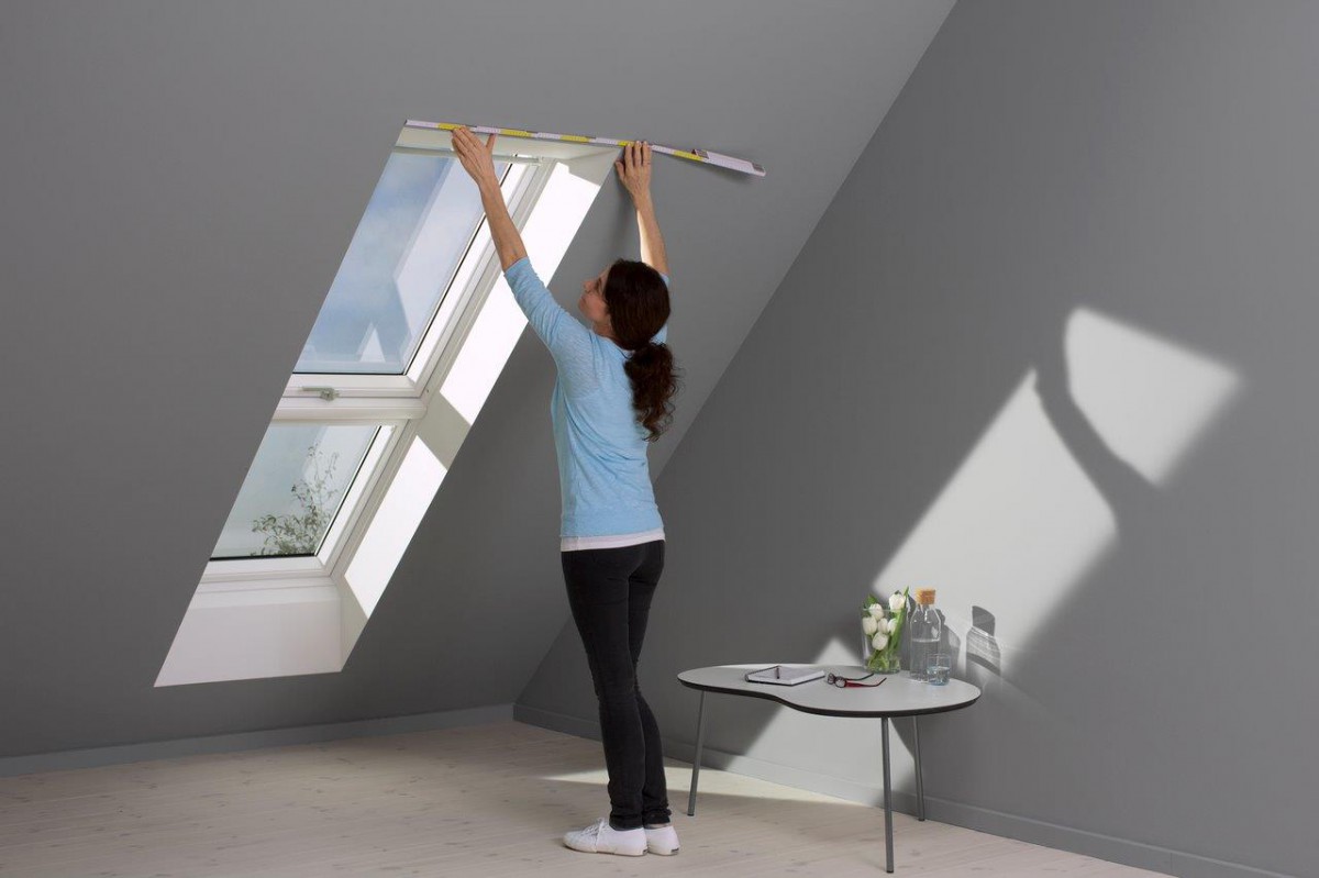 Wybór właściwej moskitiery zacznij od wymierzenia okna i określenia jego typu. Fot. Velux