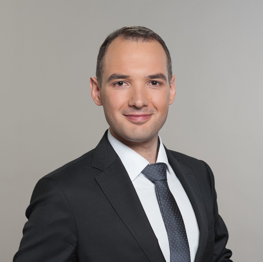 Maciej Nałęcz, analityk sektorowy w Santander Bank Polska