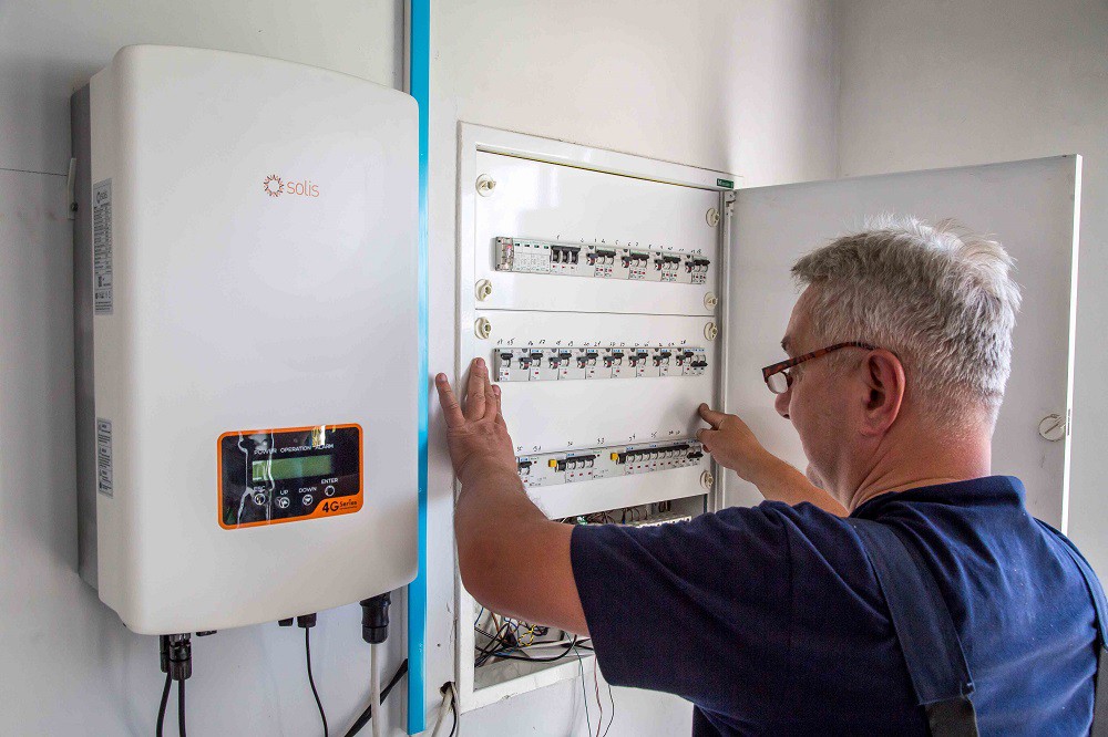 Inwerter instalacji fotowoltaicznej przetwarza prąd stały z paneli na prąd przemienny, którego nadwyżki są kierowane do przyłączonej sieci elektroenergetycznej fot. Hewalex.
