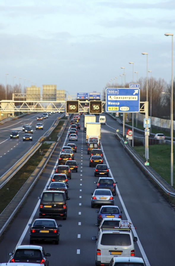 Ulga dla użytkowników amsterdamskiej A9: nowy tunel poprawia jakość powietrza i zmniejsza poziom hałasu w sąsiednich obszarach mieszkalnych. Zmniejszenie poziomu hałasu i zanieczyszczenia powietrza na powierzchni poprzez skierowanie ruchu pod ziemię - najdłuższy i drugi najszerszy tunel w Holandii jest powstaje obecnie, przy użyciu ponad 1,7 miliona kotew gwoździowych fischer FNA II ze stali nierdzewnej (A4) do montażu płyty przeciwpożarowych i wielu innych zastosowań. Zdjęcie: nisanga / 123rf