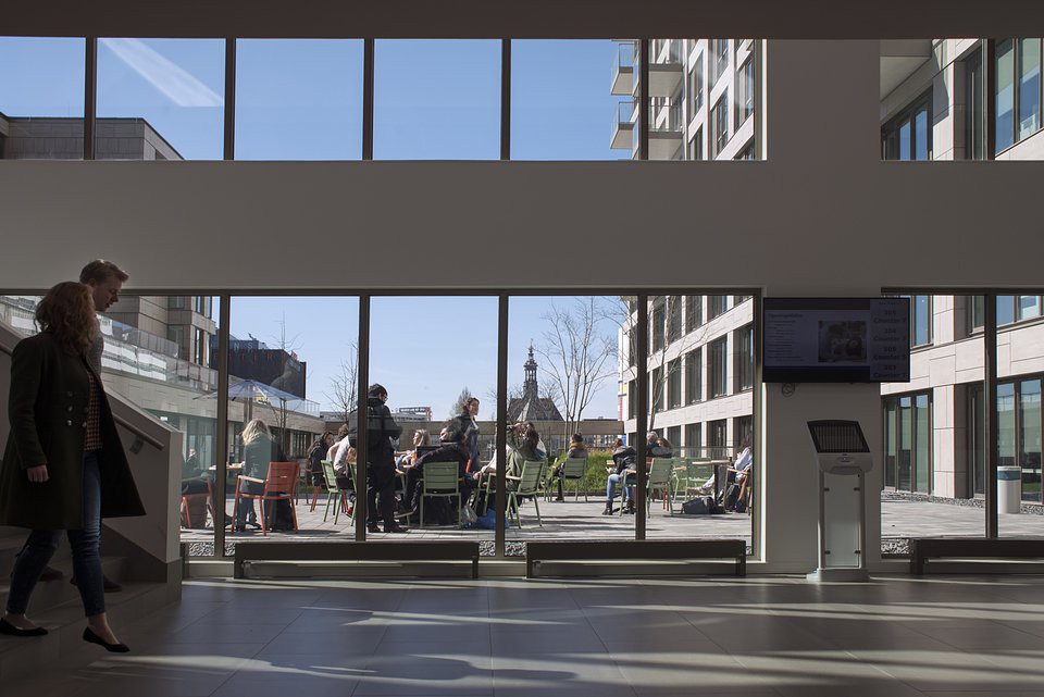 Wijnhavenkwartier to nie tylko prawdziwa gratka dla fanów dobrej architektury. Jego praktyczne zalety są nieocenione: 170 mieszkań, penthouse’ów, punktów gastronomicznych, firm, biur i uniwersytetu w Leiden mieszczą się na łącznej powierzchni 15 000 m².Zdjęcia: Copyright Koninklijke Mosa bv