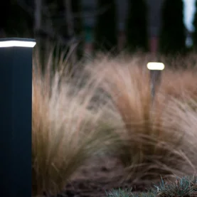Rozświetl swój ogród w jesienno-zimowe wieczory – lampy  LED Simpio i Bosspio marki Plast-Met Systemy Ogrodzeniowe