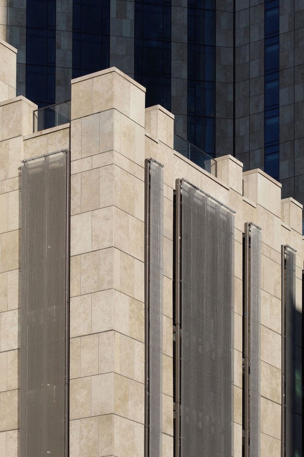 Punkty mocowania fasady wieżowca 99 Hudson Street są ukryte dzięki technologii podcięcia firmy fischer. Zdjęcie: Michael Young