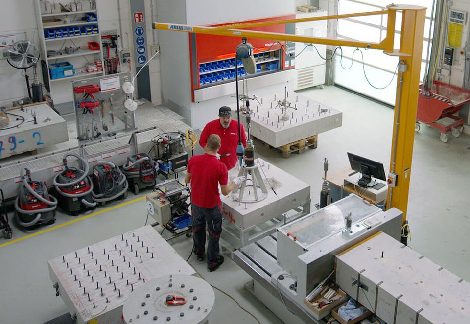 Próby wytrzymałościowe i inne testy są przeprowadzane w hali testowej w Denzlingen. Fot. fischer