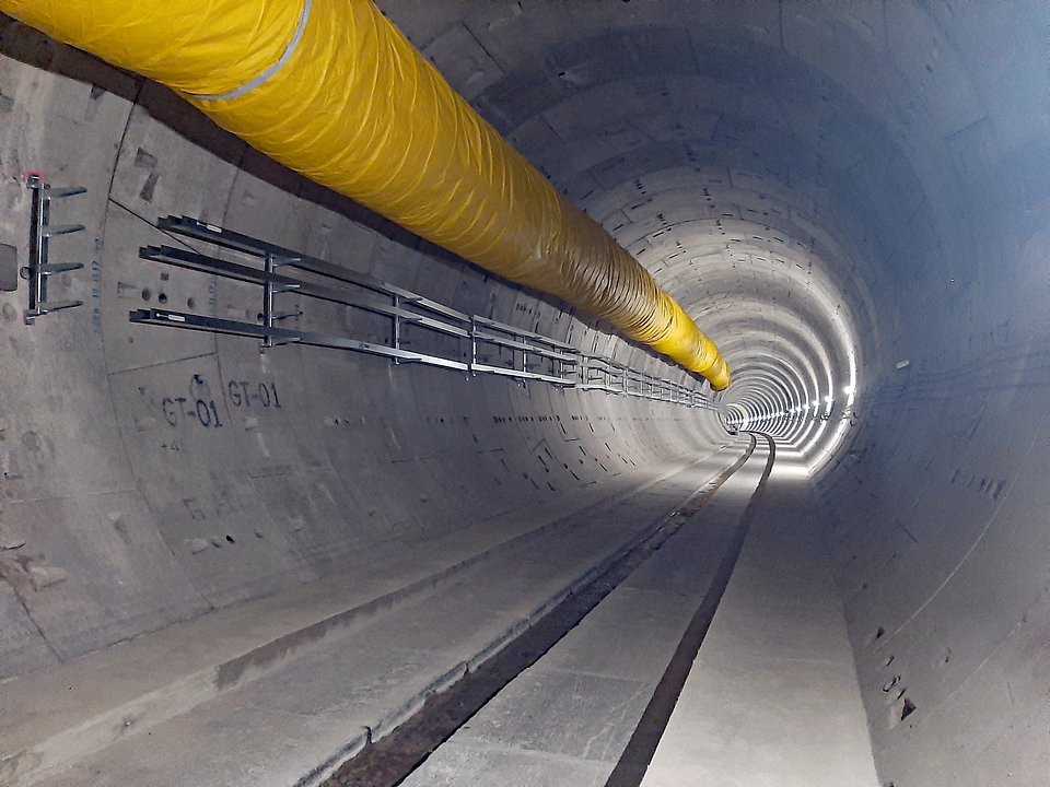 Bezpieczne trasy ratunkowe: kotwy sworzniowe fischer FAZ II i stalowe płyty zabezpieczają chodniki awaryjne w podwójnym tunelu nowej linii Tren Interurbano México Toluca, która łączy Meksyk z Toluca. Zdjęcie: fischer