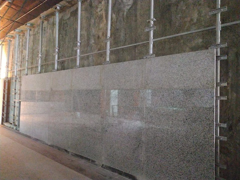 Aby spełnić wysokie wymagania bezpieczeństwa w rozbudowie metra, projektanci i wykonawcy zdecydowali się na rozwiązanie systemowe fischer składające się z kotew podcinających, kotew sworzniowych i rozwiązań podkonstrukcyjnych. Umożliwiło to bezpieczne przymocowanie ciężkich granitowych paneli do wewnętrznych ścian stacji metra. Zdjęcie: fischer