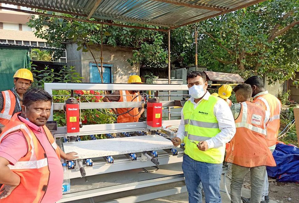 fischer wspiera swoich partnerów różnymi usługami. Podczas rozbudowy sieci metra w Kalkucie wsparcie obejmowało pomoc na miejscu, a także dostarczenie stacjonarnej wiertarki SBN 502. Zdjęcie: fischer
