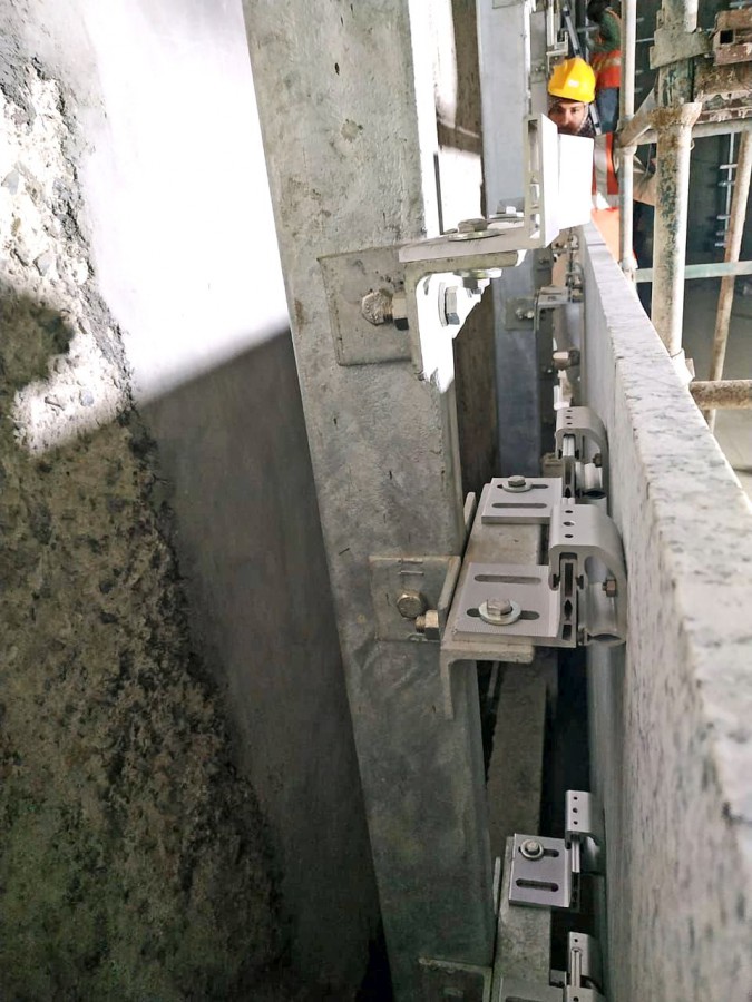 Około 30 000 rozwiązań fischer zostało zastosowanych do mocowania ciężkich płyt granitowych do ścian wewnętrznych stacji metra w Kalkucie. Zdjęcie: fischer