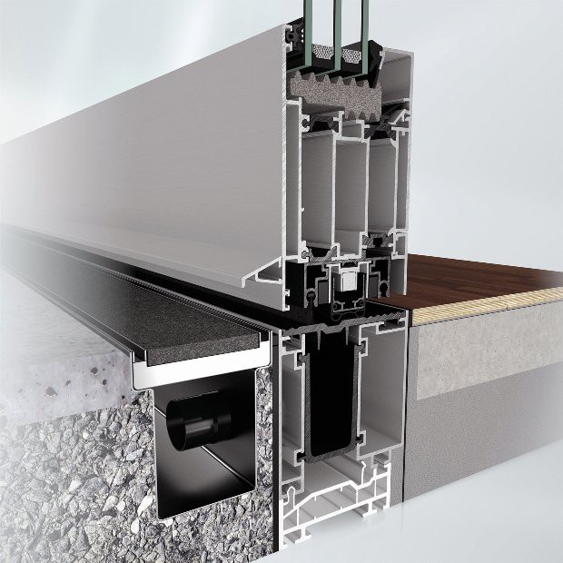 Innowacyjny próg zero milimetrów w aluminiowych drzwiach AD UP gwarantuje optymalną szczelność. Fot. Schüco