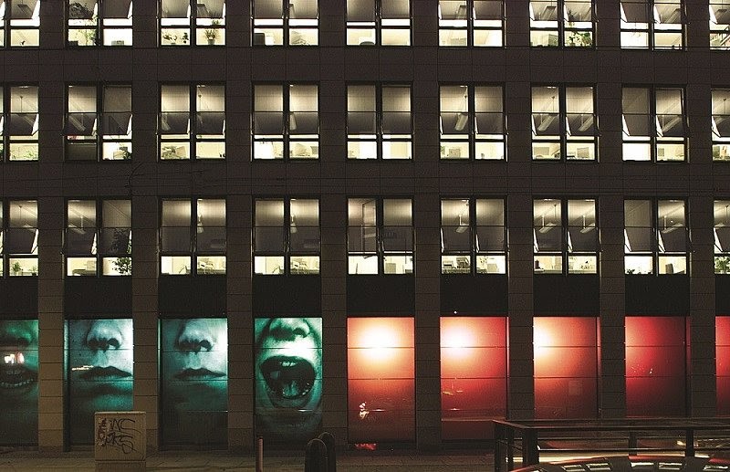 Szkło aktywne PRIVA-LITE jako ekran do projekcji tylnej. Fasada budynku VEAG Office, Berlin, Niemcy. Fot. Saint-Gobain Building Glass