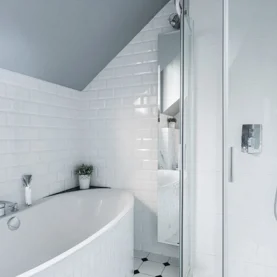 Jak zaizolować przestrzeń wokół wanny i prysznica?