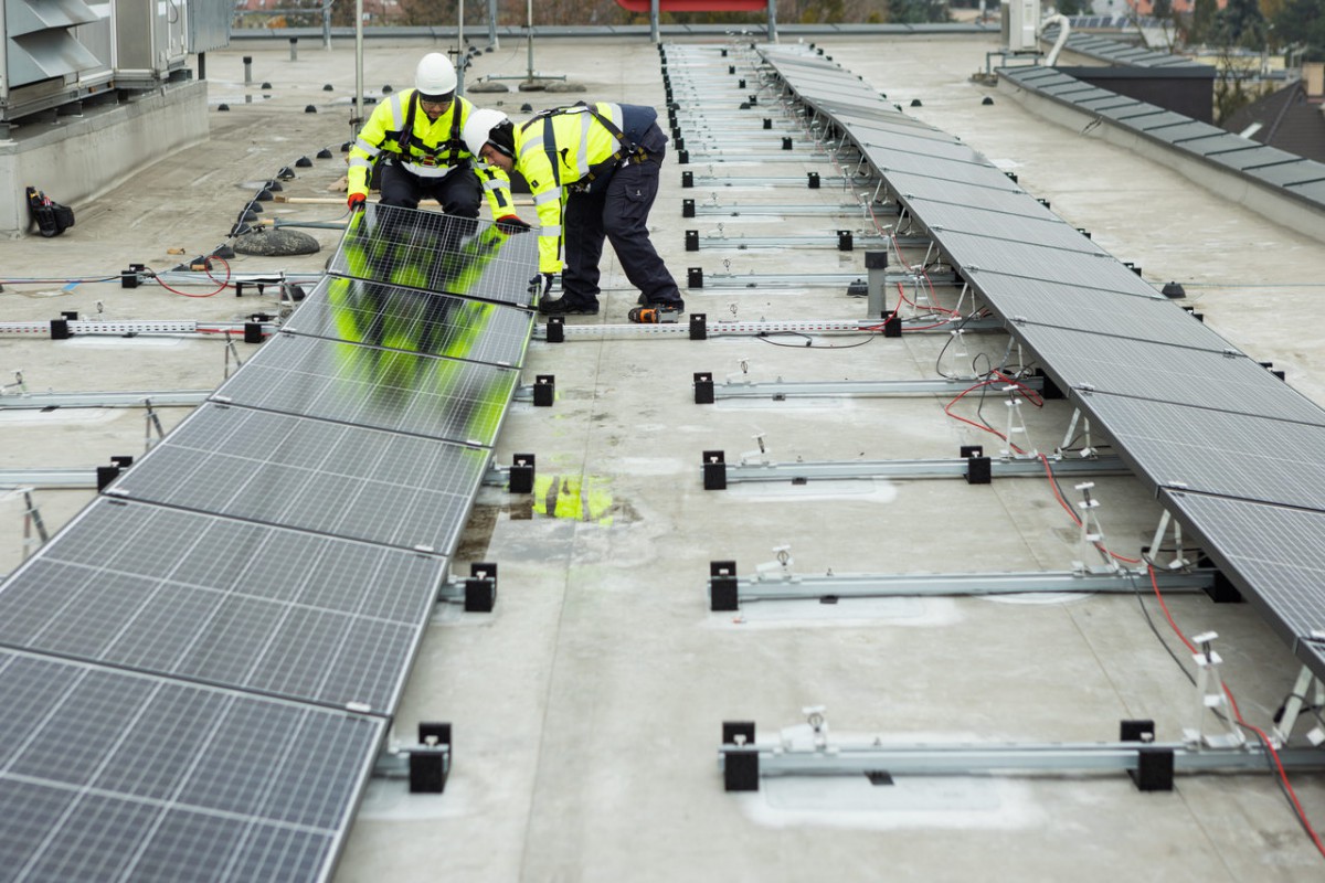 Wykorzystać każdy metr – czyli jak dach przemysłowy może generować oszczędności