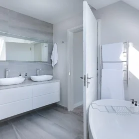 Łazienka z prysznicem i wanną - fanaberia czy funkcjonalność?