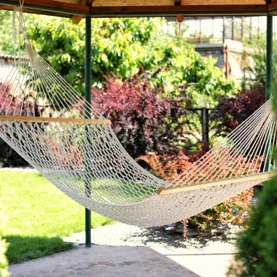 Jak urządzić letnią strefę wypoczynku w ogrodzie?