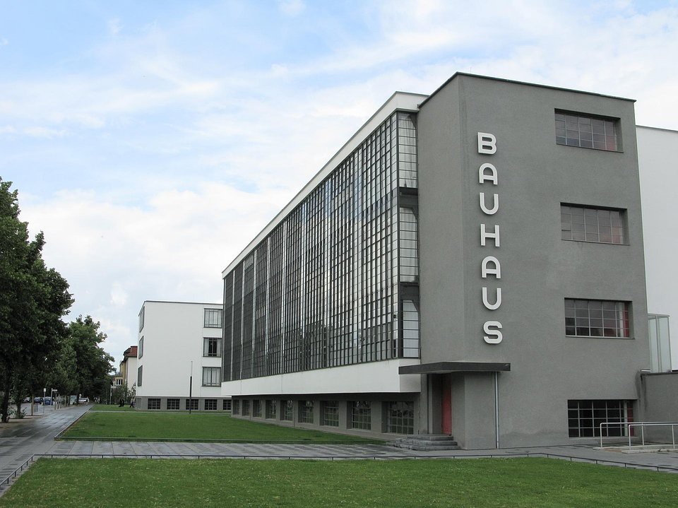 Budynek Bauhausu w Dessau, wzniesiony w latach 1925–1926 według projektu Gropiusa / pixabay.com