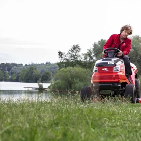 Multifunkcjonalne traktory ogrodowe, które zadbają o Twój ogród przez cały rok