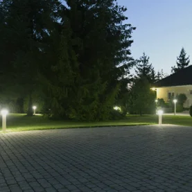 Energooszczędne oświetlenie ogrodu – lampy ogrodzeniowe i ogrodowe Plast-Met 