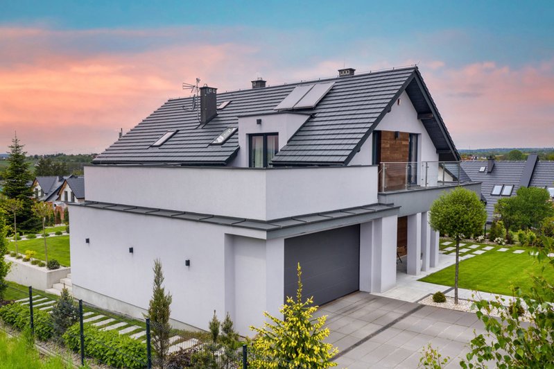Jak ograniczyć koszty związane z położeniem dachu?