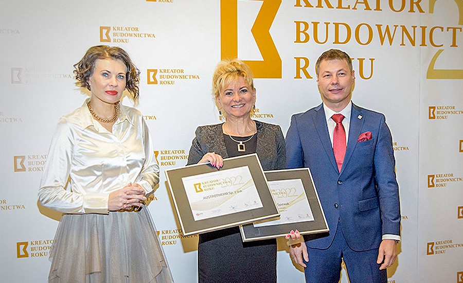 od lewej: Aneta Grinberg-Iwańska, redaktor naczelna w WPIIB, Anna Śpiewak - prezes zarządu Austrotherm, Mariusz Dobrzeniecki, prezes PIIB. fot. mat. prasowe org.