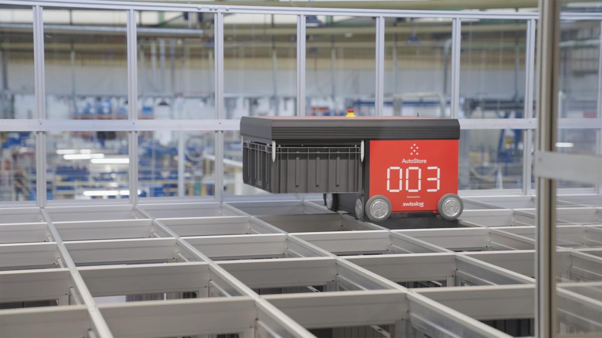 W magazynie małych elementów Roto, roboty zapewniają wysoką niezawodność procesów: Przemieszczają pojemniki w określone miejsce lub pobierają z magazynu materiały potrzebne w montażu lub wysyłane bezpośrednio do klientów. Tylko w fabryce Roto w Kalsdorfie w Austrii roboty obsługują 7500 pojemników. W pełni zautomatyzowane zarządzanie magazynem oszczędza czas w fabrykach i skraca termin dostawy. Fot. Roto