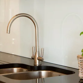 Panele szklane do kuchni lub łazienki – co musisz wiedzieć przed zakupem?