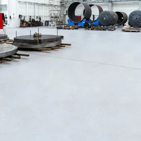 Epoksydowo-kwarcowa posadzka Peran STB w nowoczesnej hali produkcyjnej wymienników ciepła 