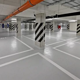 Przestronny parking w innowacyjnym Miasteczku Nova Sfera wyposażony w posadzki Deckshield