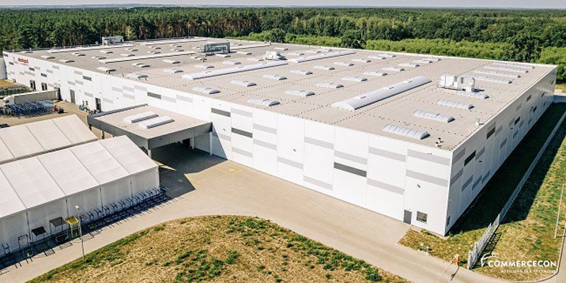 Izolacja dachu płaskiego hali przemysłowej – wyzwanie dla producentów materiałów oraz generalnych wykonawców obiektów