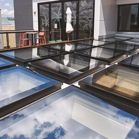 Okna do dachów płaskich w nadmorskich restauracjach w USA