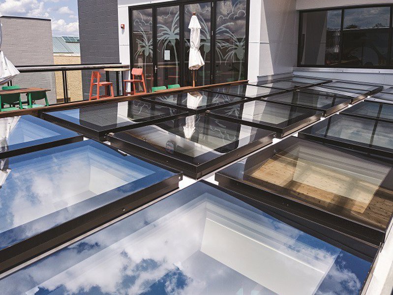 Okna do dachów płaskich w nadmorskich restauracjach w USA