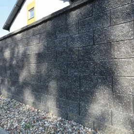 Jak ogrodzić pagórkowaty teren?