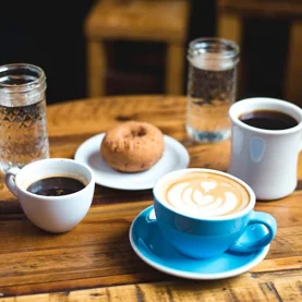 Stoliczek kawowy – filigranowy pomocnik dla miłośników kawy