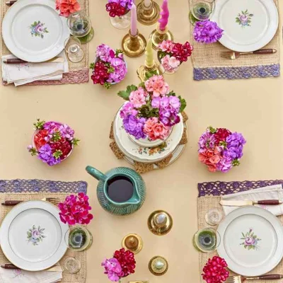 Kwiatowa, letnia jadalnia.  Nowe pomysły na kolorowe aranżacje stołu z pelargoniami