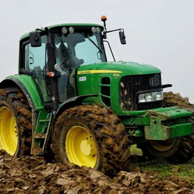 Traktor John Deere 7530: Idealny na trudny teren i w wymagających warunkach