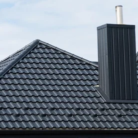 Ile kosztuje malowanie dachu z blachy? Poznaj ceny oraz korzyści dla domów jak i przemysłu